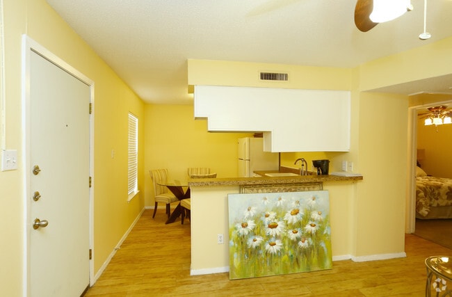 2BR-2BA Kitchen - Hyde Park Court Apartments