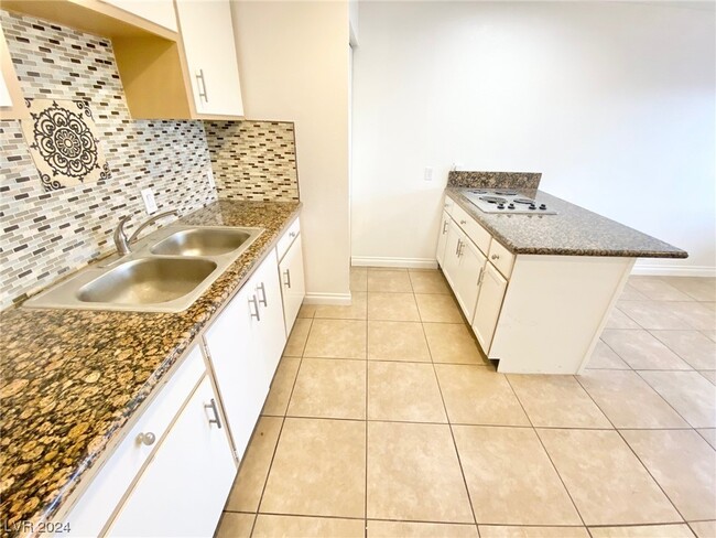 Foto del edificio - 3712 Royal Crest St