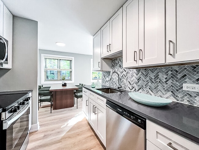 Building Photo - 520 W Aldine Ave