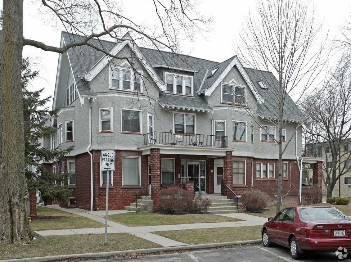 20232031 E Belleview Pl, Milwaukee, WI 53211 Apartments in Milwaukee, WI