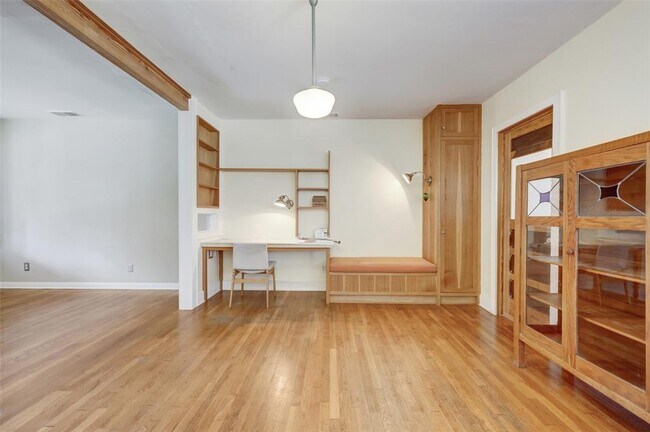 Building Photo - 2204 De Verne St