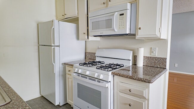 Building Photo - 447 W Elk Ave