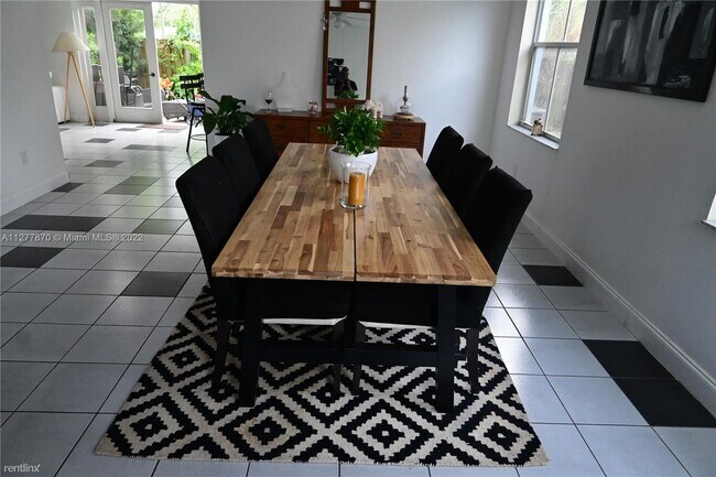 Foto del edificio - 4 br, 2.5 bath House - 10261 NW 3rd St
