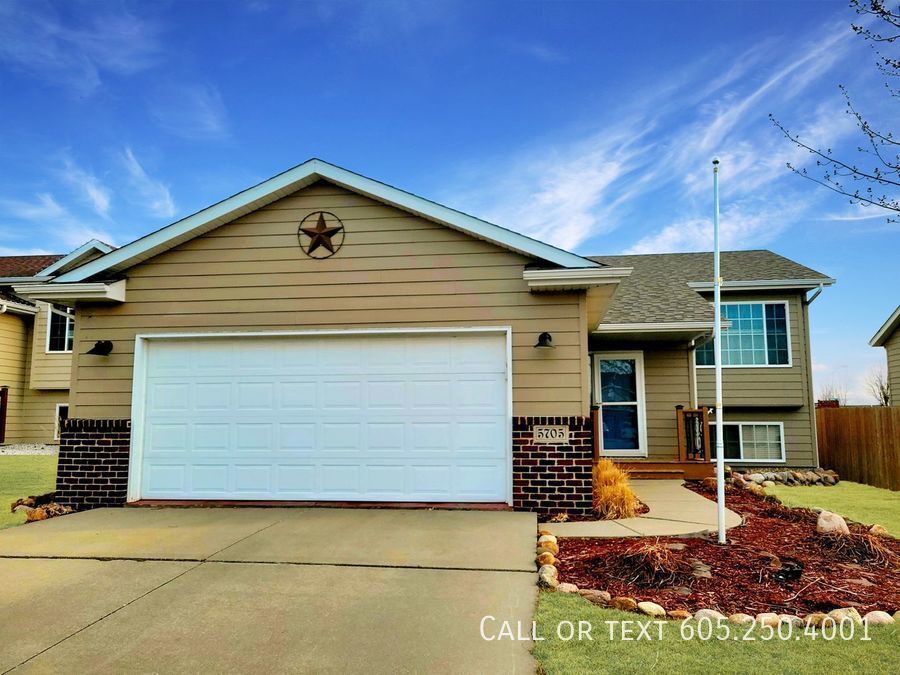 Primary Photo - Modern 4 Bedroom 2 Bathroom House with att...