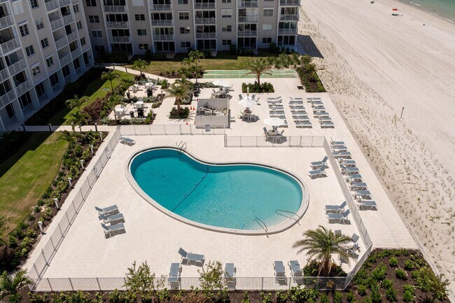 Foto del edificio - ** LUXURY BEACHFRONT LIVING AT NAPLES CONT...