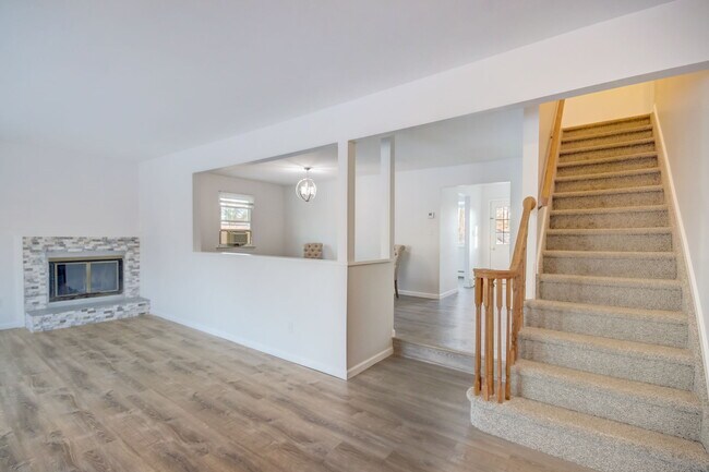 Building Photo - 553 Rosevale Ave