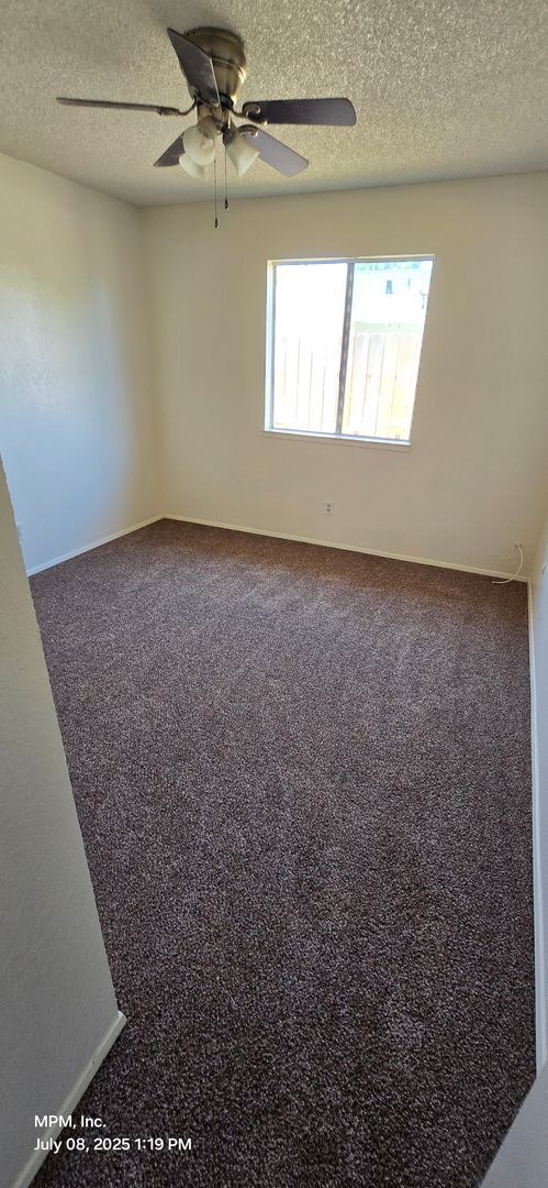 Foto del edificio - 3 bedroom 2 bath across from the park