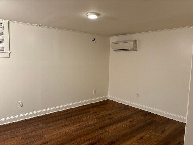 Building Photo - 1 Bedroom Lower Level Unit - Water Included!