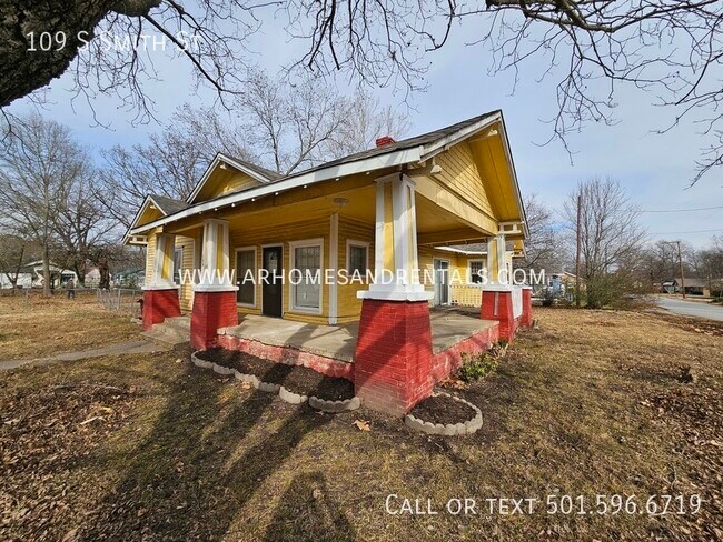 Building Photo - 109 S Smith St | $1295 | 4 beds, 1 full bath