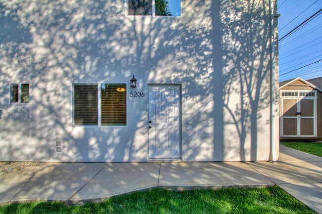 entrance to unit - 5206 Q St