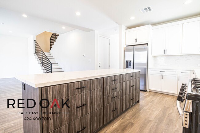 Building Photo - Stunning and Spacious Brand New Four Bedro...