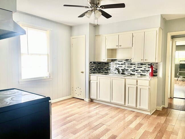 Photo - 2195 Glenmore Ave House