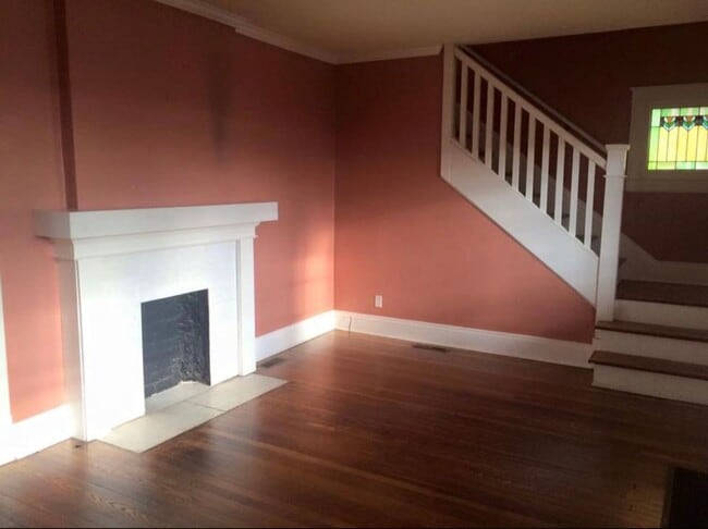 Building Photo - Charming Two Bedroom Home Overlookong Char...