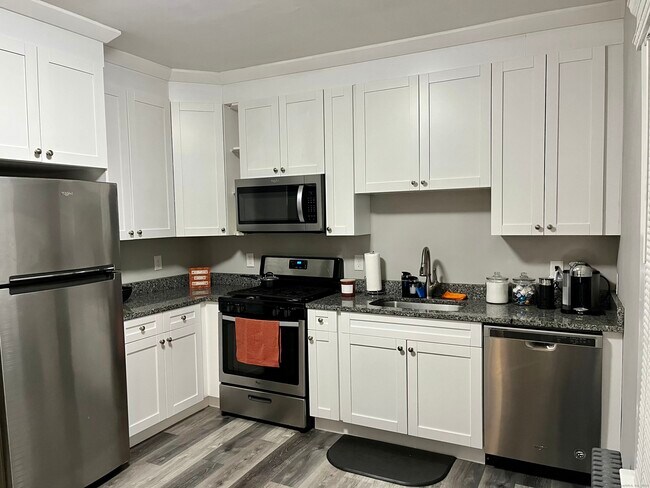 Building Photo - 252 William St