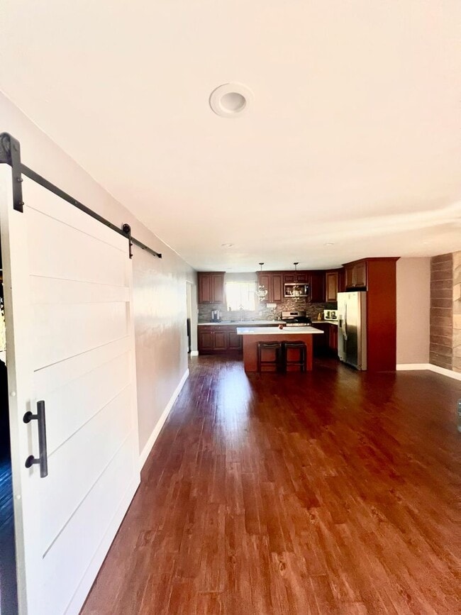 Building Photo - House  3 bedrooms, 1 baths,