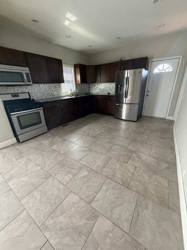 Foto del edificio - Spacious 4 Bedroom 2 Bathroom House on West End!