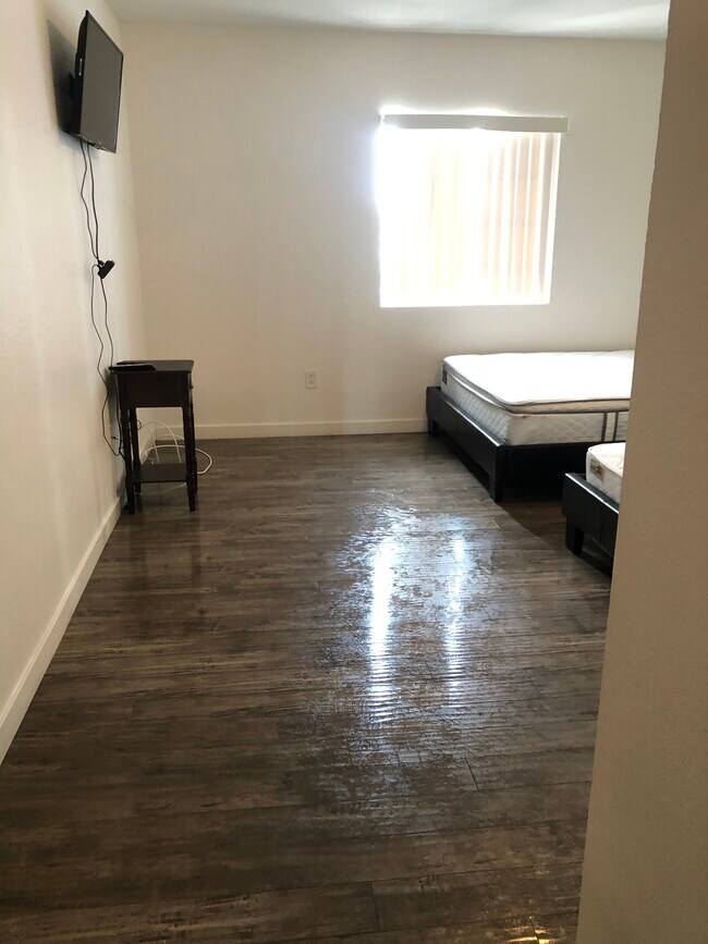 Foto del edificio - 928 W 83rd St