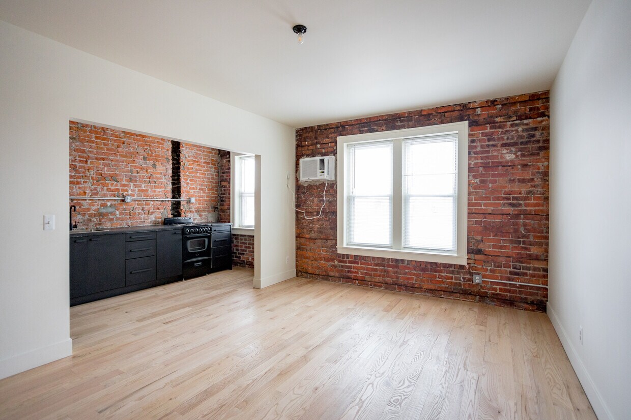 Primary Photo - 624 Charlotte St