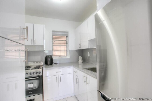 Building Photo - 10907 N Kendall Dr