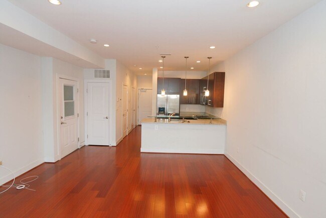 Foto del edificio - U Street Gem: Stylish Top-Floor 2-Bed Duplex