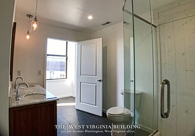 Building Photo - 910 4th Ave