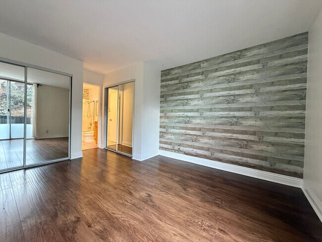 Foto del edificio - Location! Location! 1 Bedroom Condo in Mis...
