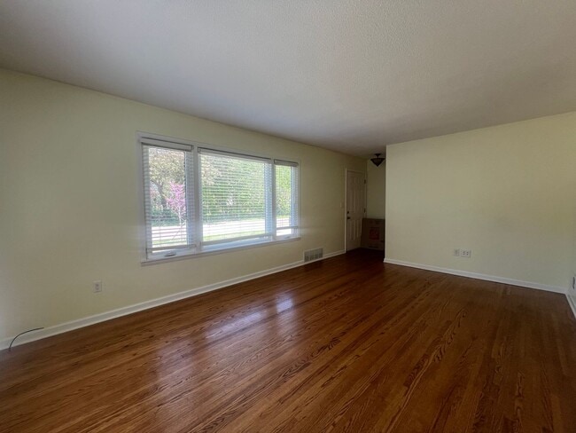 Building Photo - 2 Bed, 1 Bath Single-Family Home Close to ...