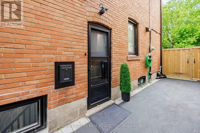 Building Photo - 1836 Bathurst St
