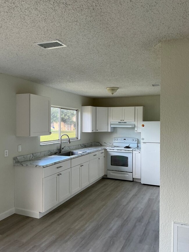 Foto del edificio - EAST  of U S hwy 1.    Interior  fully ren...
