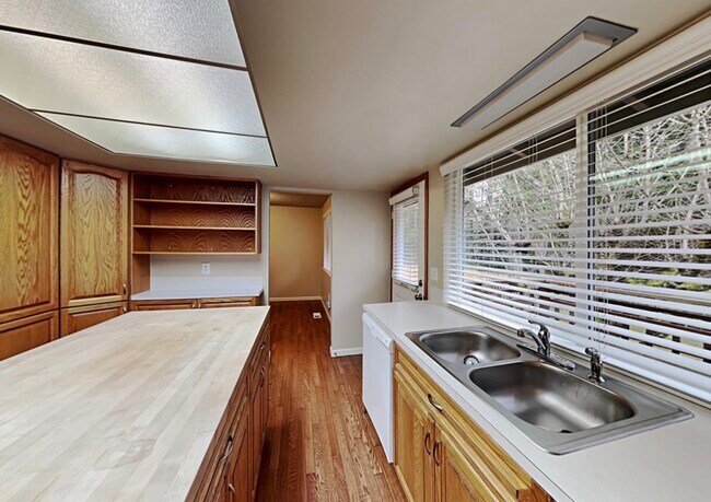 Building Photo - 3702 Mirror Lake Dr