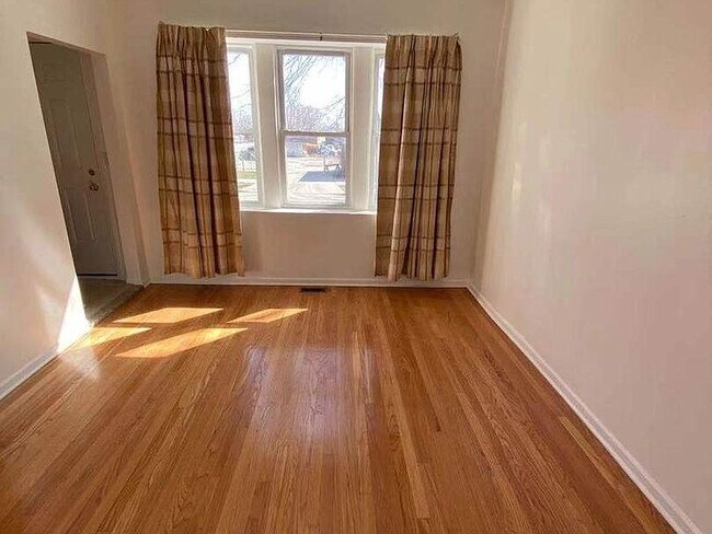 Building Photo - 3550 S Maplewood Ave