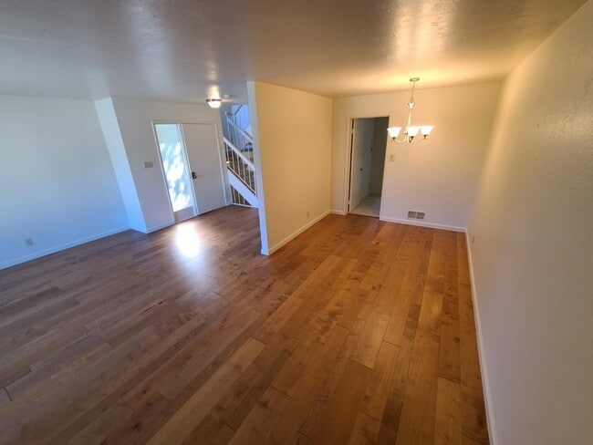 Building Photo - 30 Goldenridge Ct