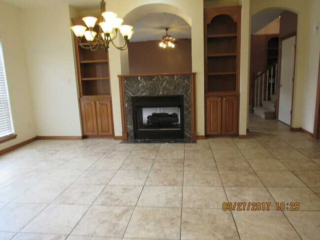 Foto del edificio - TWO STORY HOME LOCATED IN THE SILVER CREEK...