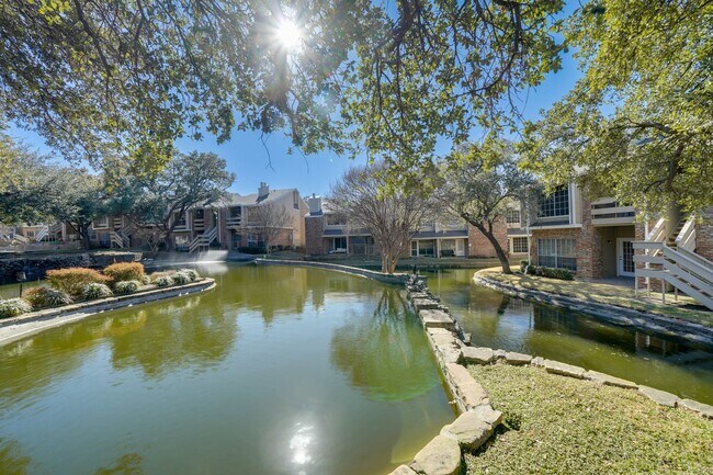 Foto del edificio - 2Bedroom Lakeshore view Condo-Carrollton