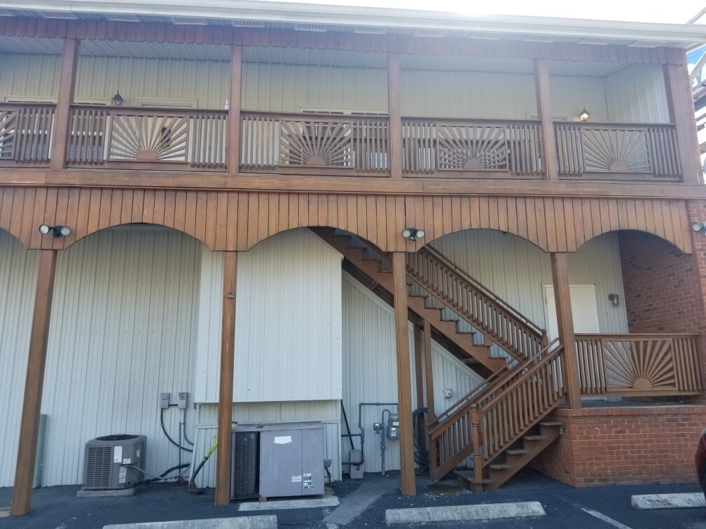 Private Entrance - 4929 Brainerd Rd