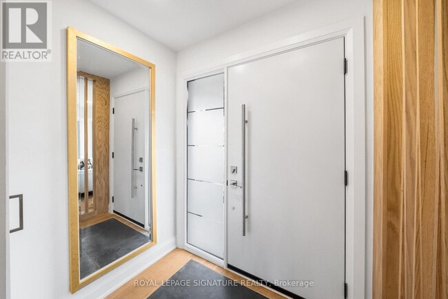 Photo du bâtiment - 247 Kathryn Crescent