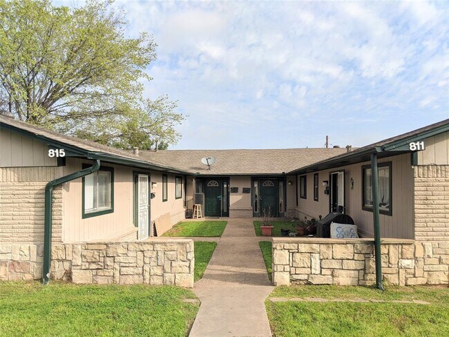 Building Photo - 817 Redbird Dr