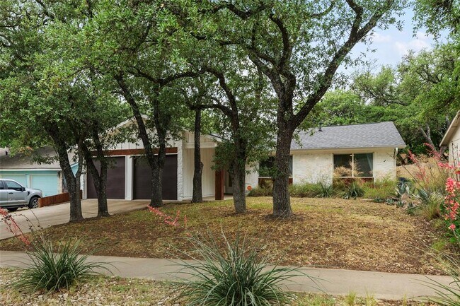 Foto del edificio - 7310 Broken Arrow Ln