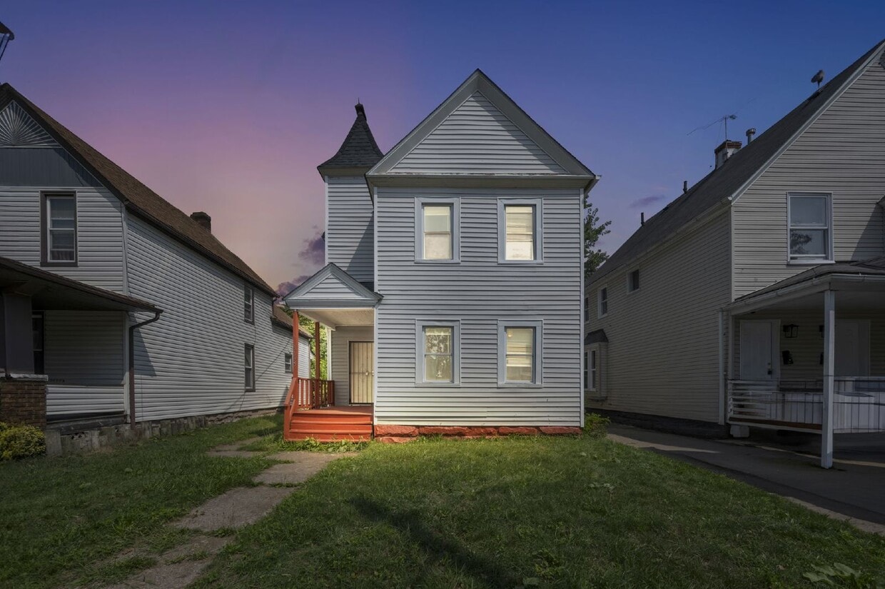 Primary Photo - Spacious 5 Bedroom - Vouchers Accepted