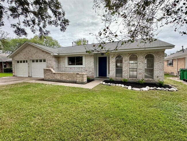 Building Photo - 1402 Cactus St