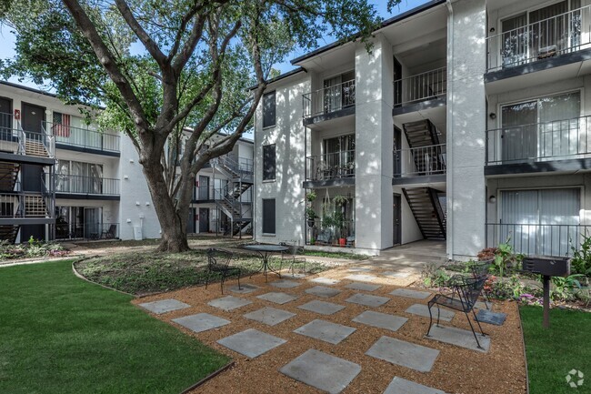 Building Photo - Villas on Rosemeade East