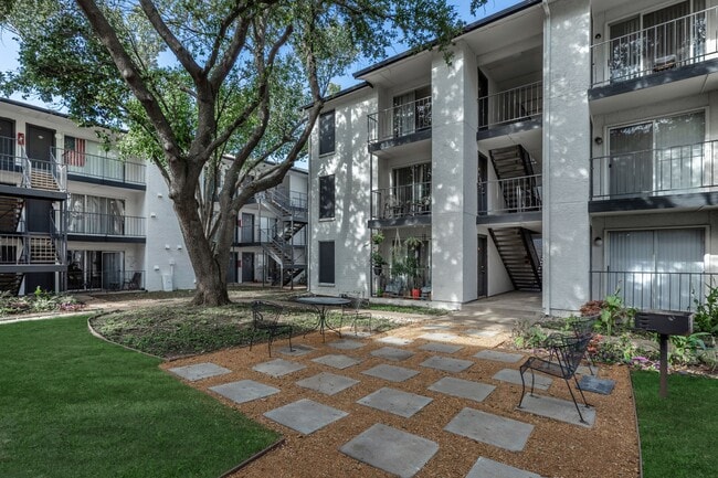 Building Photo - Villas on Rosemeade East