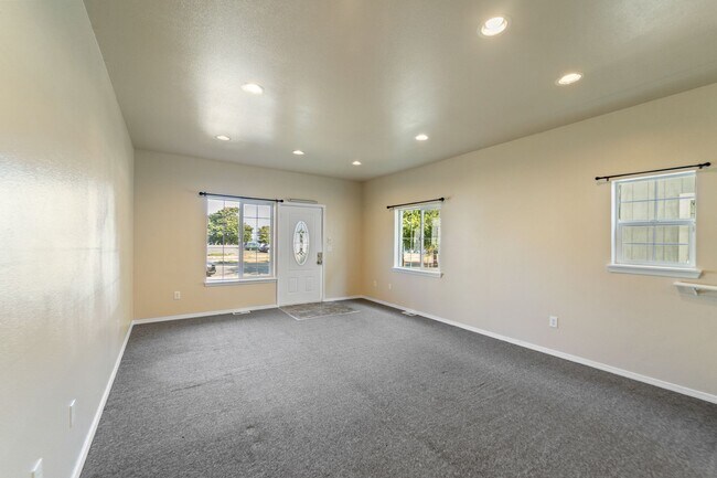 Foto del edificio - MOVE-IN SPECIAL! $500 plus Security Deposi...