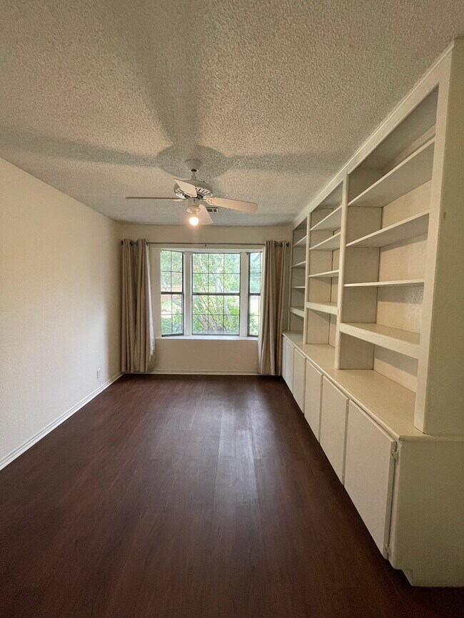 Building Photo - 8950 Bradley Dr