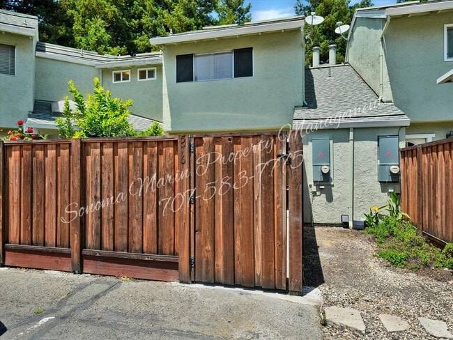 Building Photo - 576 Racquet Club Cir