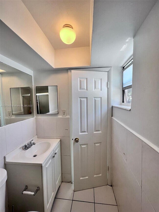 Foto del edificio - 1370 NE 119th St