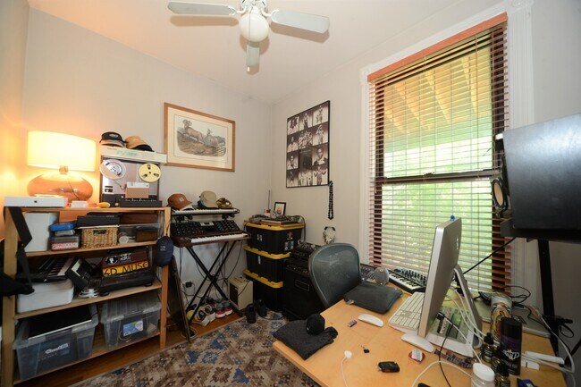 Foto del edificio - 2144 W Division St