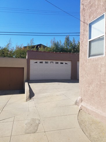 Cochera - 2023 S Harcourt Ave