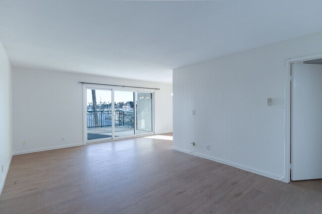 Foto del edificio - 2 Bedroom + 2 Bathroom | Channel Islands Marina Condo | Unfurnished