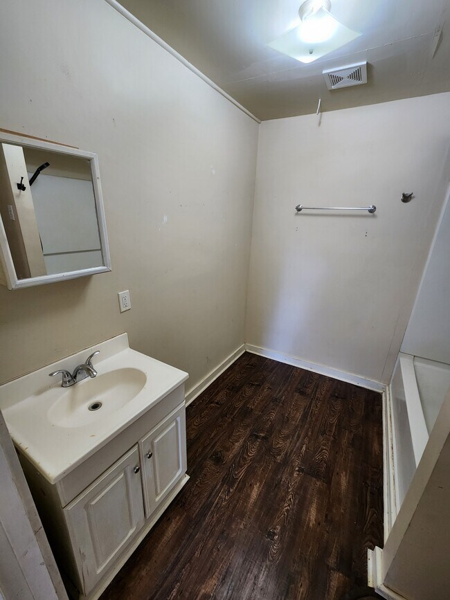 Building Photo - 800 W 7th St